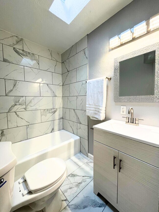 Building Photo - Spacious 3 Bedroom 2 Bathroom Home In The NE!