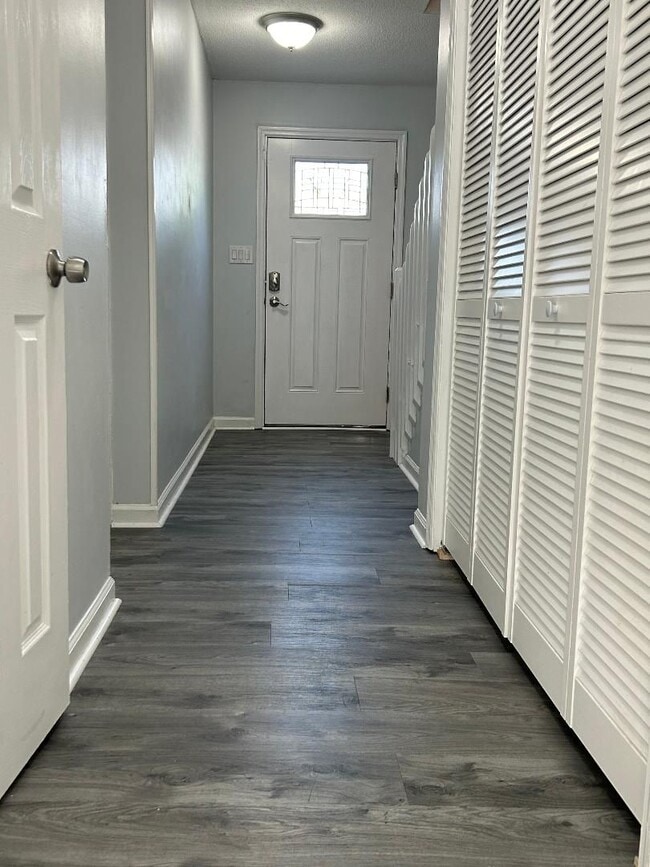 Building Photo - Spacious 3 bed Town Home!