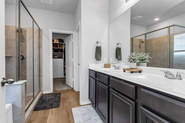 Building Photo - ASK ABOUT FREE APPLICATIONS THROUGH AUGUST!  "Spacious 6-Bedroom Retreat with 3.5 Baths and Over ...