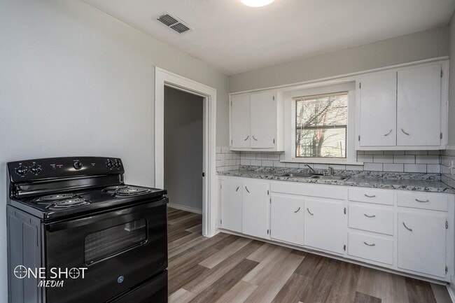 Building Photo - 842 Grand Ave