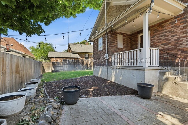 Building Photo - 1210 S Maple St