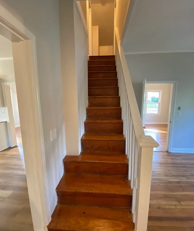 Building Photo - Renovated 3/1 Available Near Downtown Gree...