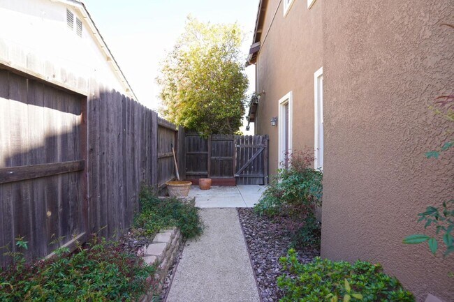 Building Photo - 1074 Vineyard Dr