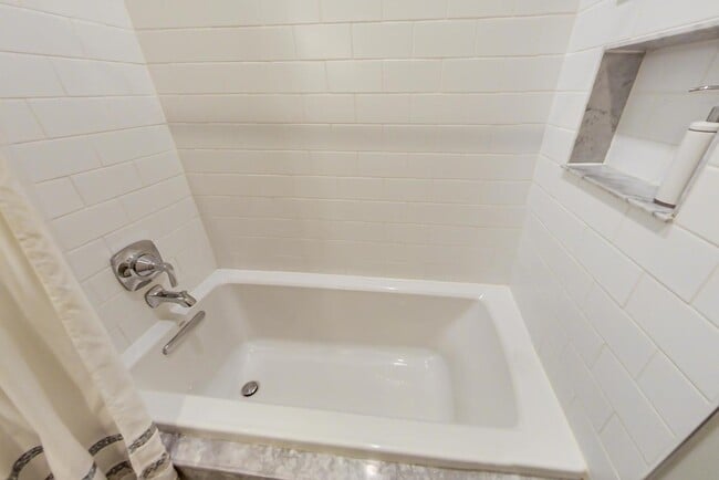 Building Photo - 1328 W Belmont Ave