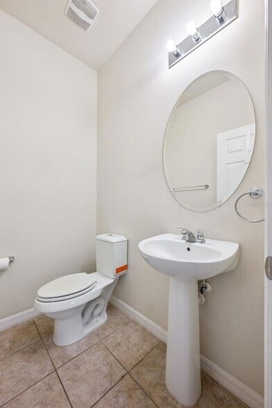 Building Photo - 1310 Oakcrest Ct