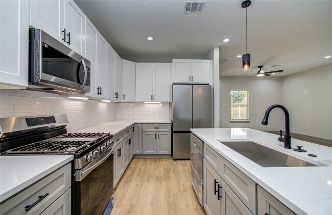 Building Photo - 837 S Victory Dr