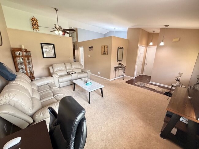 Building Photo - 1219 Huntington Dr