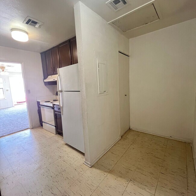 Building Photo - Small Town Living-Just A Short Drive From ...