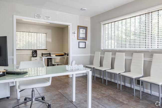 Leasing Office - The Ivy at 1890