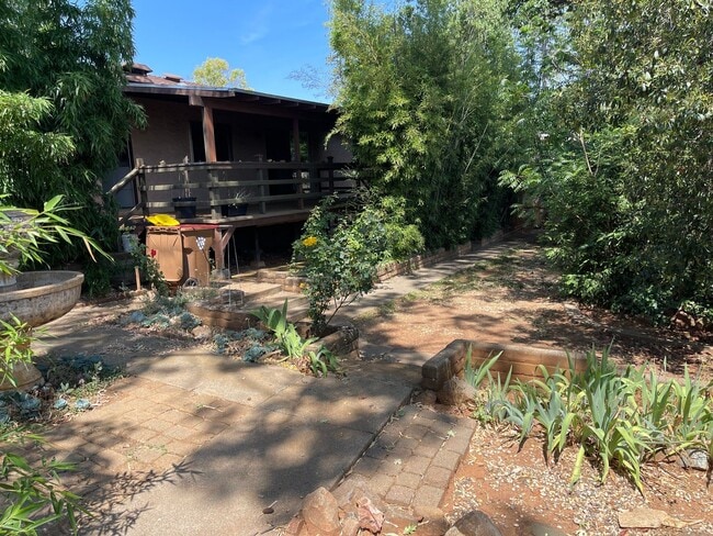 Building Photo - Paradise Oasis-3 bed 2 bath home, Back yard, covered deck, garage, no cats