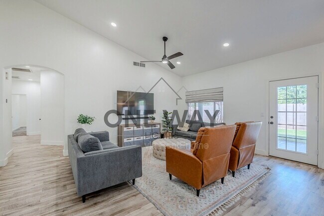 Building Photo - 760 N Swan Dr