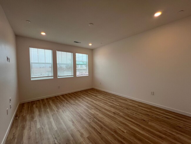 Building Photo - Gorgeous *BRAND NEW* Townhome in Midtown V...