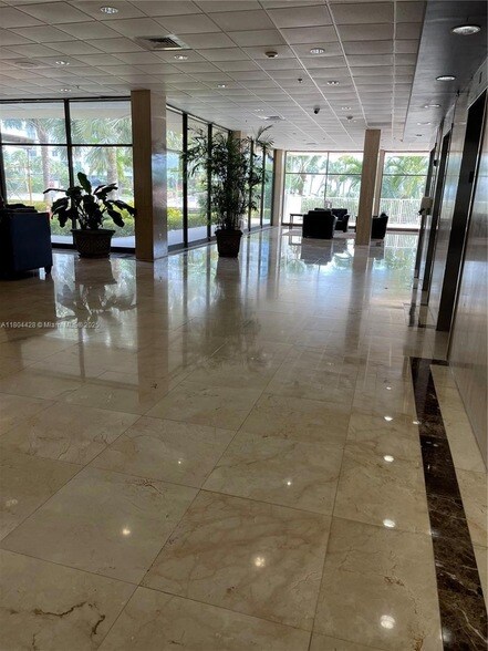 Building Photo - 400 Kings Point Dr