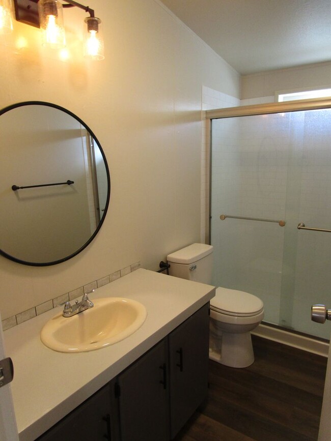 Building Photo - 3 Bedroom, 2 Bathroom Updated Home South o...