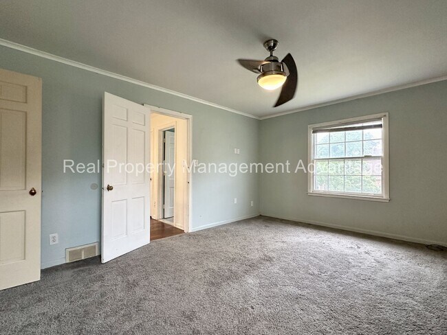 Building Photo - Charming Colonial-Style Home in the Desira...