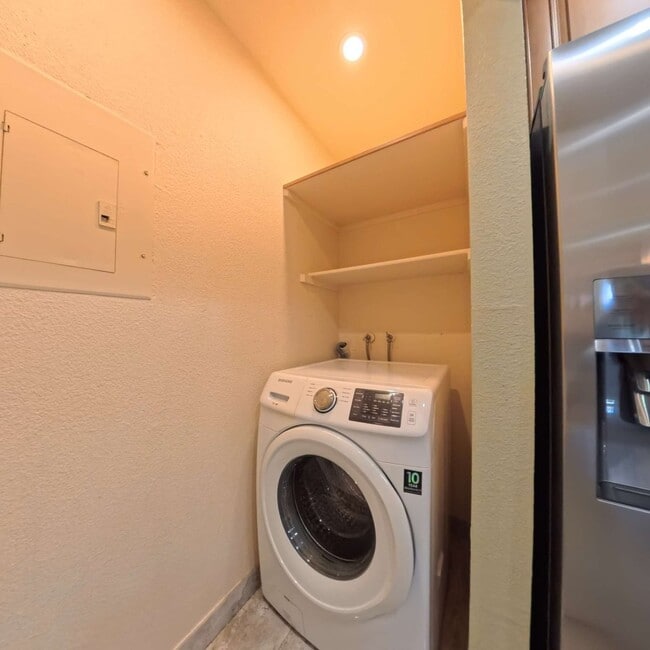 Building Photo - Highly Remodeled, 1st Floor Unit