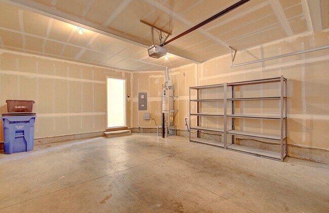 Building Photo - Beautiful Townhome- 3 Bedrooms