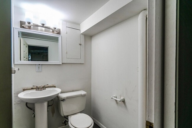 Building Photo - 656 Riverview Dr
