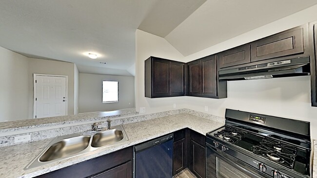 Building Photo - Very Nice 3 Bedroom 2 Bath Home in Yukon S...