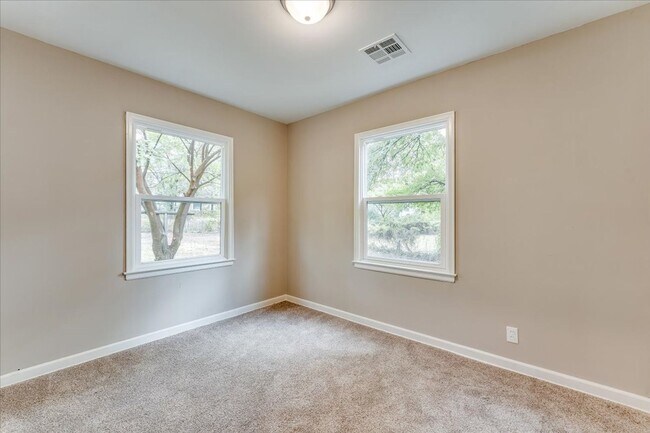 Building Photo - Cozy 2 bedroom 1 bathroom in Southeast Wichita