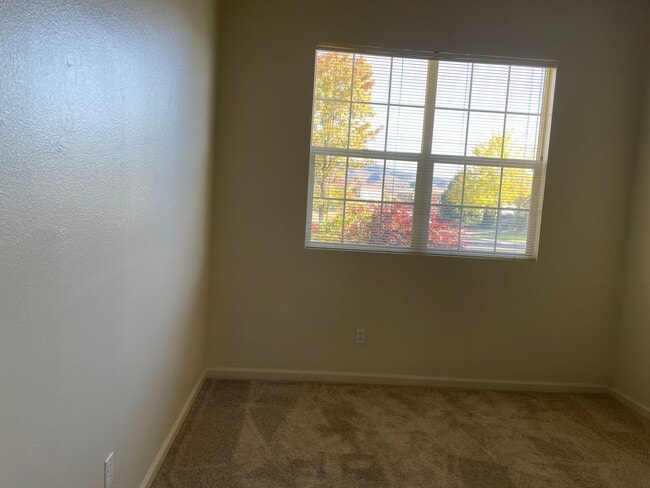 Building Photo - 3 bedroom 2 bath located in Double Diamond