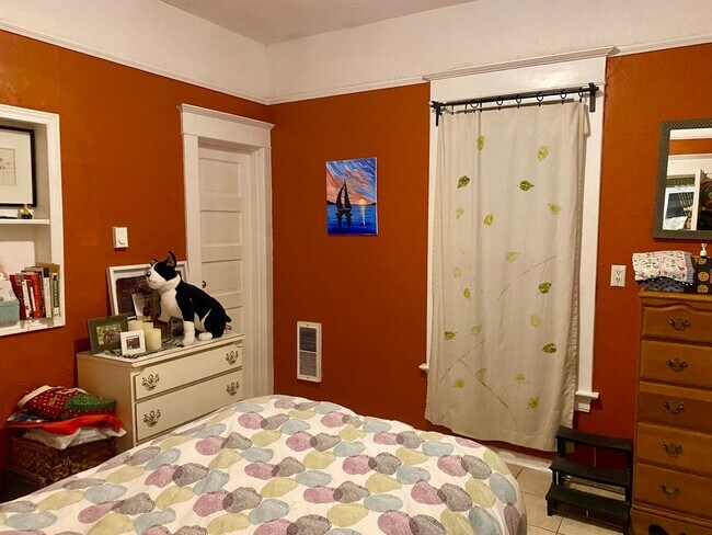 Building Photo - 2 bedroom
