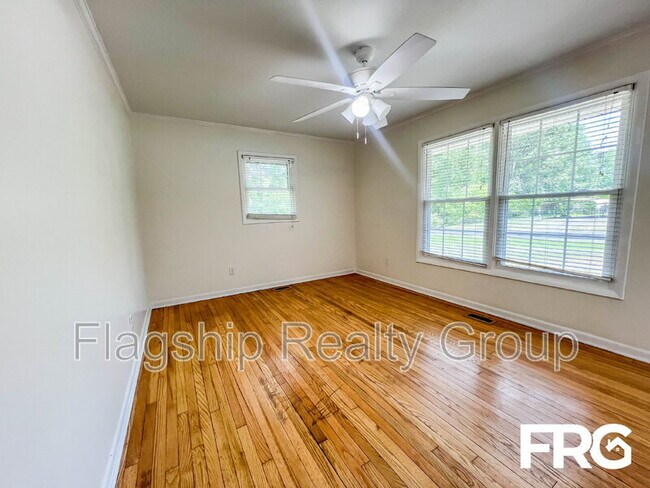 Building Photo - 466 Circle Dr