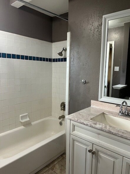 Building Photo - 1013 Red Oak St