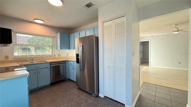 Building Photo - 555 Hunter Cir