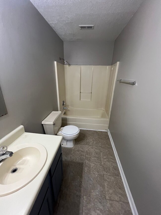 Building Photo - Two Bedroom Duplex in Ringgold GA