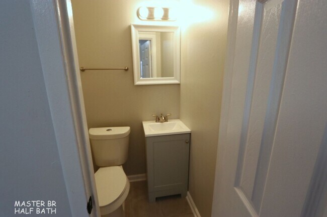 Building Photo - 1648 Ivy Rd