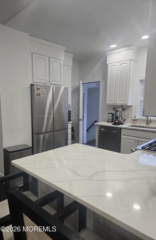 Building Photo - 486 W Lincoln Ave