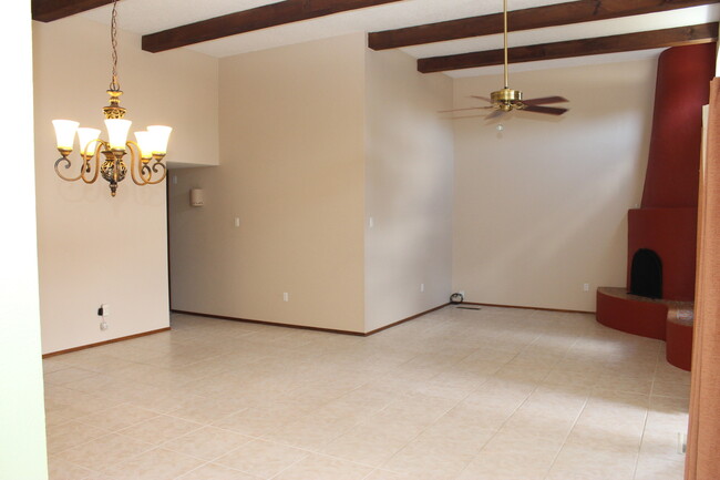 Building Photo - Beautiful 3 bdr, 2 bath SOLAR home w/large...