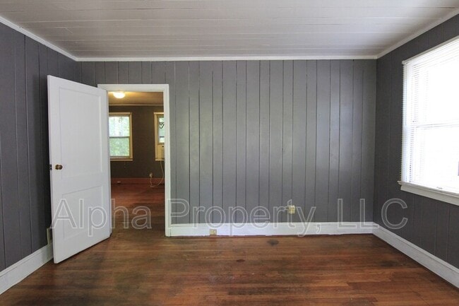 Building Photo - 301 Dupont Dr