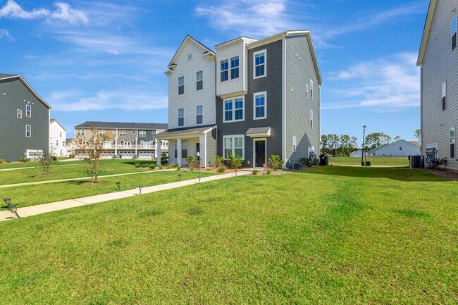 Building Photo - Recess Pointe’s One and Only Duplex! 3 Sto...
