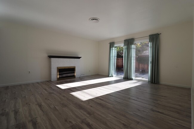 Building Photo - 1086 Springfield Dr