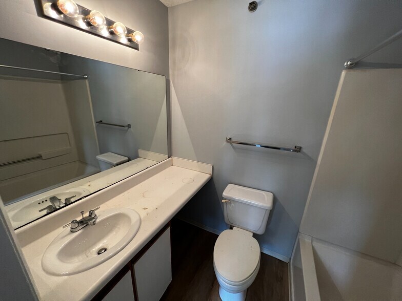 Building Photo - Room in Condo on Collegiate Cir