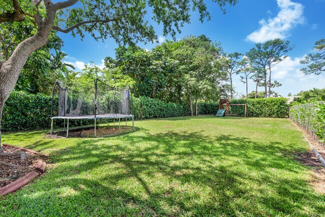 Building Photo - 5621 SW 68th Ct