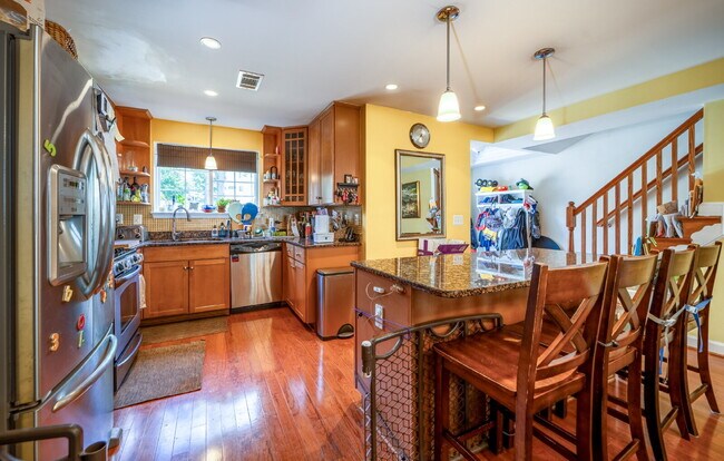 Building Photo - Charming Townhome with Unbeatable Amenities