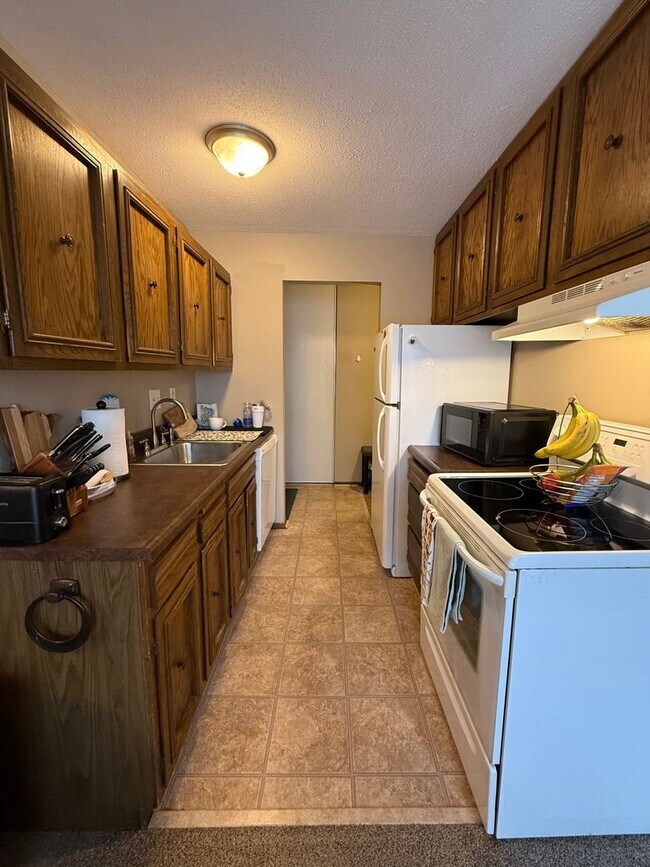 Building Photo - Spacious 2 bedroom in Hopkins