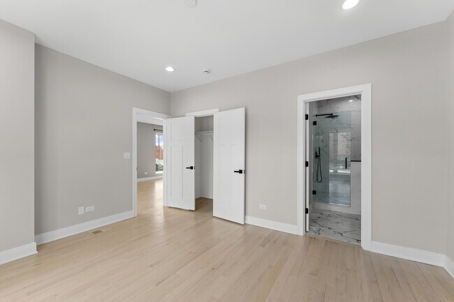 Building Photo - 7428 N Rogers Ave