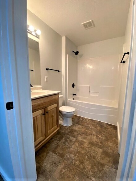 Master bath - 6511 Cedar St