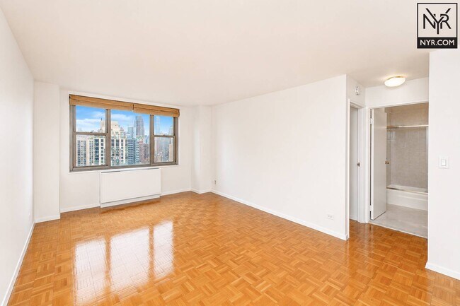 Building Photo - 301 E 79th St