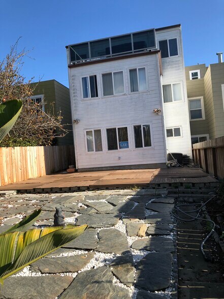 Building Photo - 681 40th Ave