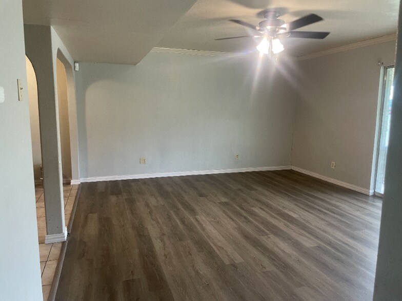 Building Photo - 409 S Holiday Dr