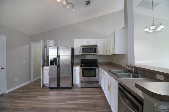 Building Photo - 609 Saleta St