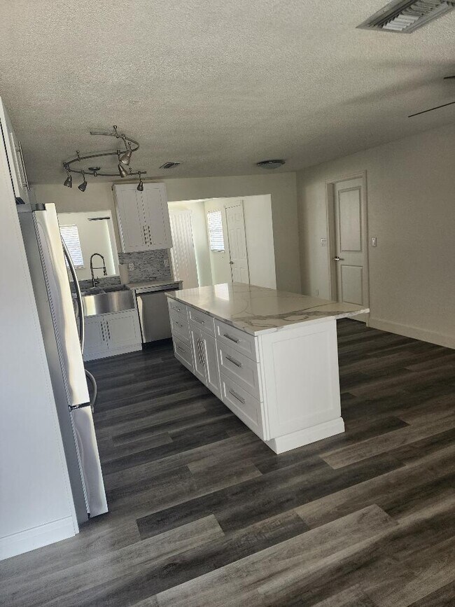 Building Photo - 1703 Marina Terrace