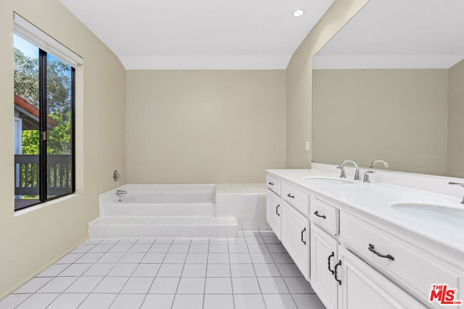 Building Photo - 1561 Palisades Dr