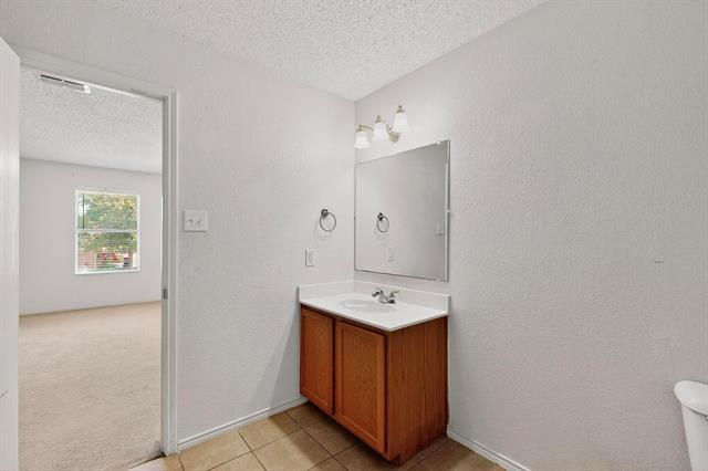 Building Photo - 2316 White Oak Dr