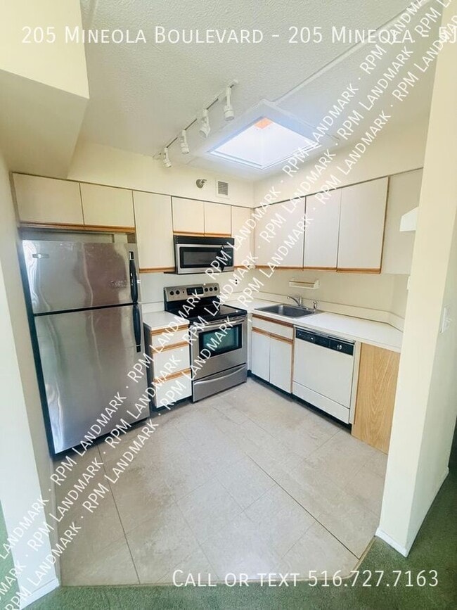 Building Photo - 205 Mineola Blvd